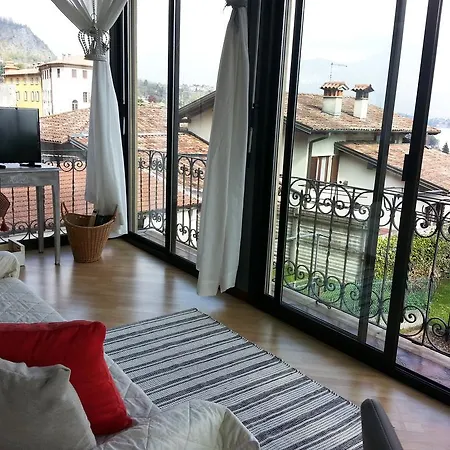 Lo Specchio Sul Lago * Mezzegra
