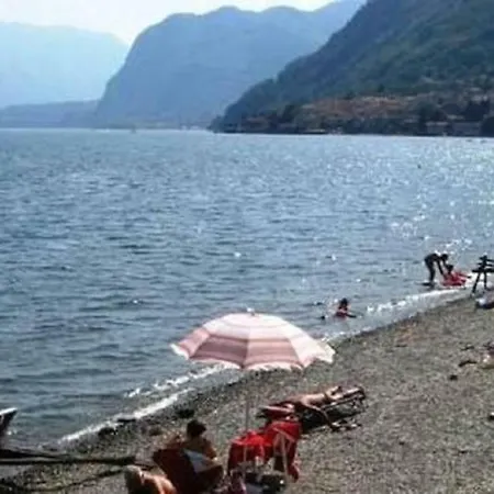 Lo Specchio Sul Lago